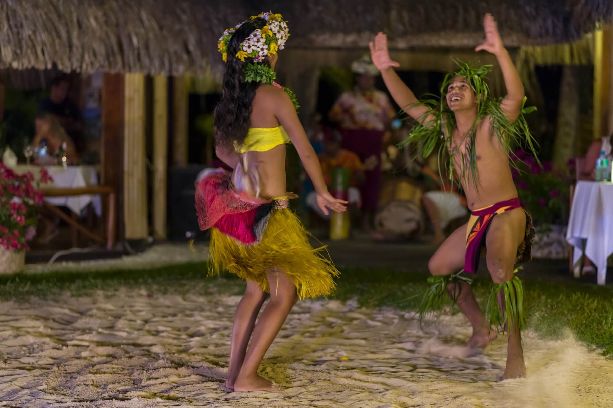 Песня жара на бора бора. Bora Bora INTERCONTINENTAL. Коренные жители Бора Бора. Жара Бора Бора танец. Как живут местные жители на Бора Бора.